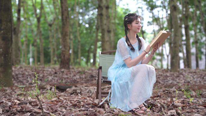 女孩在树林看书