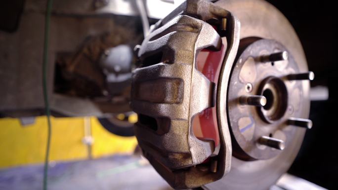 汽车修理厂车轮制动系统的特写镜头。