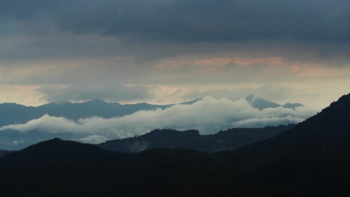 暴雨来临，山川毅力