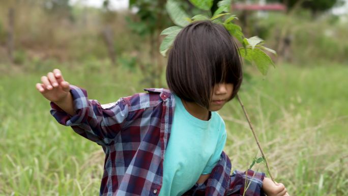亚洲母女植树小女孩种树
