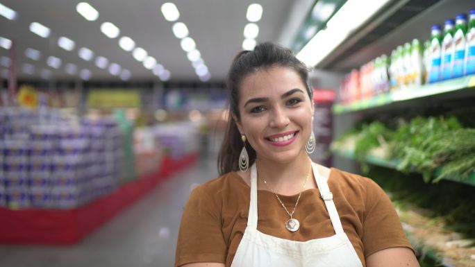 一位在超市工作的年轻女子的肖像