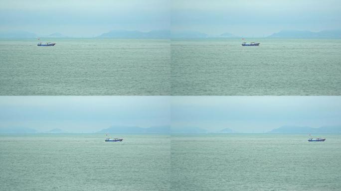 浙江舟山嵊泗花鸟岛海上渔船驶过海面视频