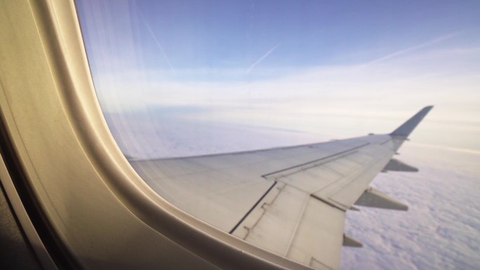 从舷窗起飞的飞机飞机窗外度假旅行