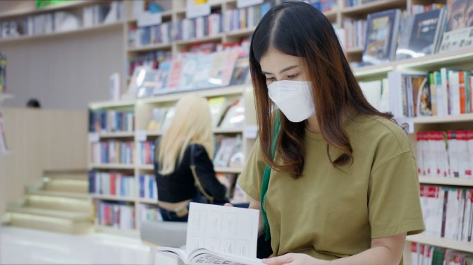 亚洲女性在图书馆找书