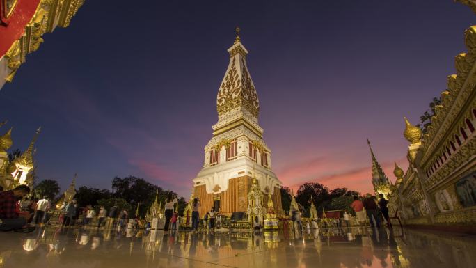 泰国Nakhon Phanom省薄暮时分，该寺的Wat Phra的4K Timelapse视频。