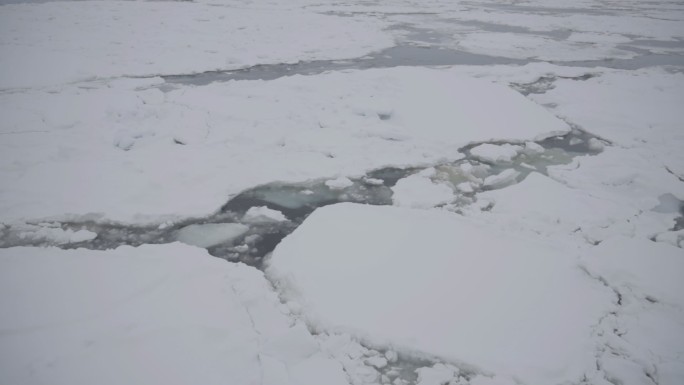 从日本北海道Abashiri海上的破冰船上看