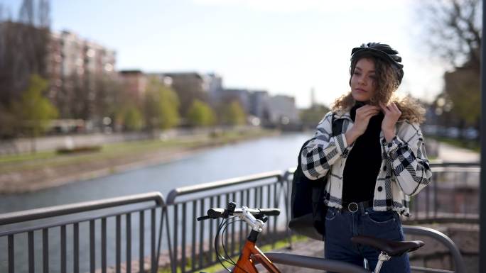 年轻女子准备在城里骑自行车