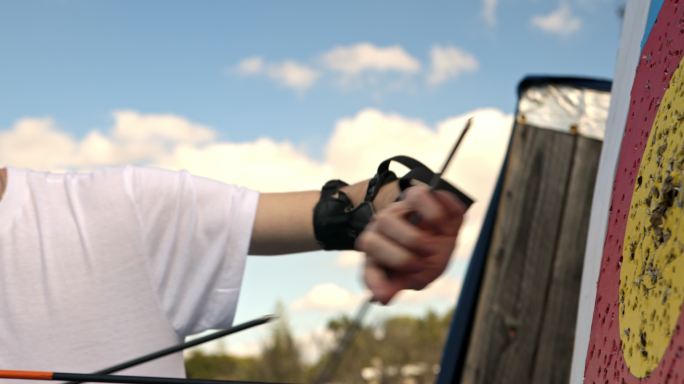 一名年轻弓箭手从板上取下箭的4k视频片段
