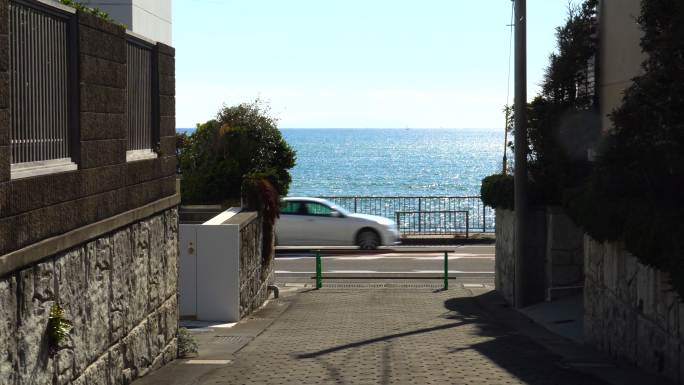 走向大海海边城市海边街道海边道路