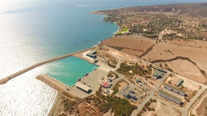 塞浦路斯岛边缘的军事基地。塞浦路斯。空中无人机射击。