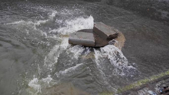 城市街道内涝暴雨天气灾害下水道冒水