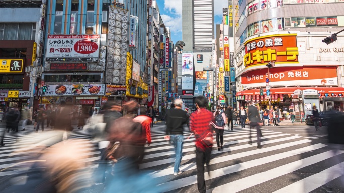 4K延时：在日本东京哥斯拉路新宿区的购物街上，右转的交通和人群步行