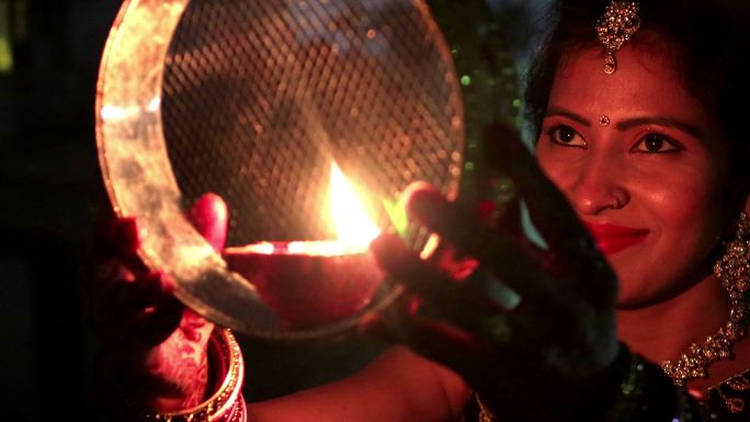 晚上庆祝Karva Chauth