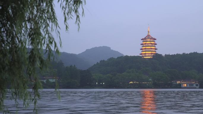 暮色下西湖风景区青山绿树中雷峰塔