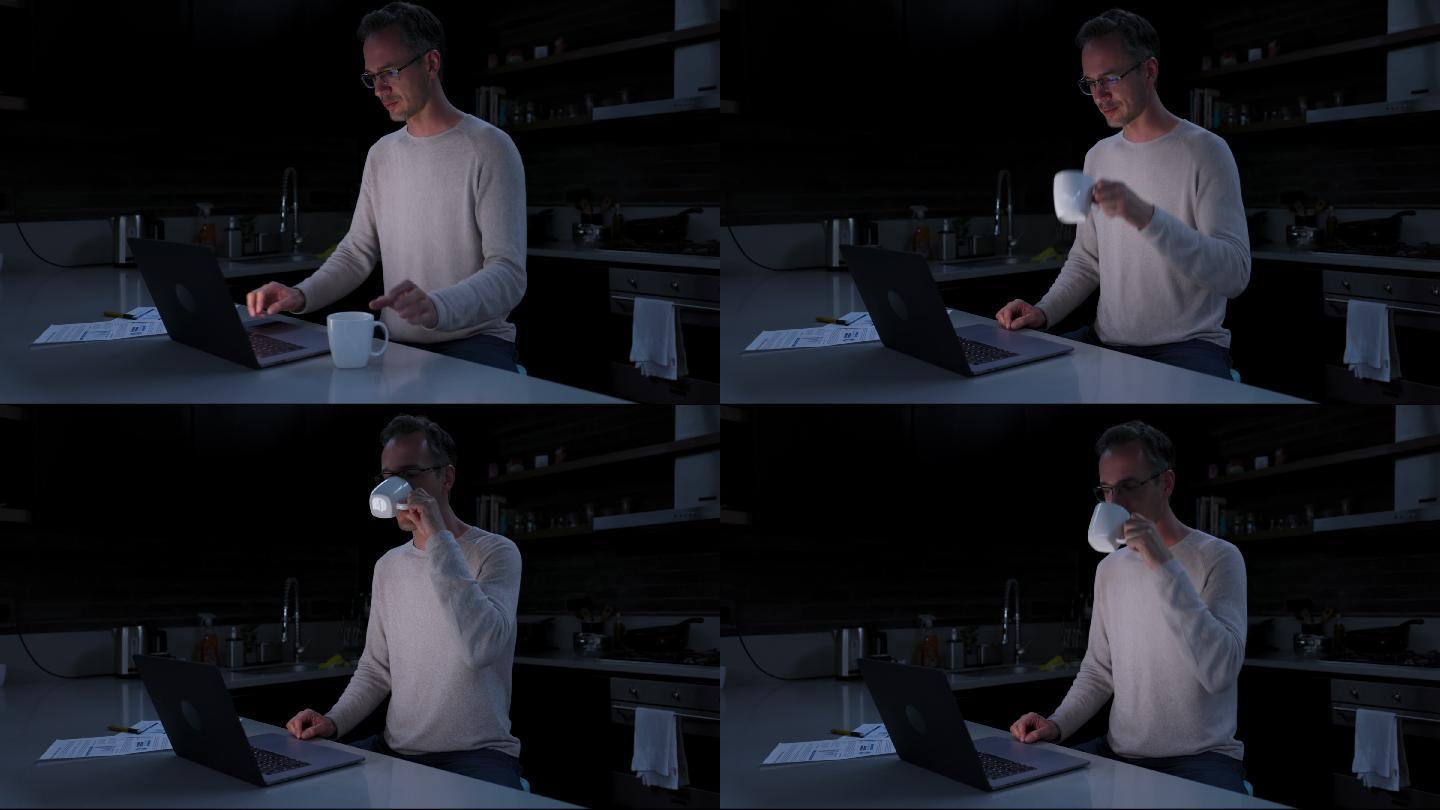 快乐的成年人在家工作到很晚，一边喝咖啡一边用笔记本电脑