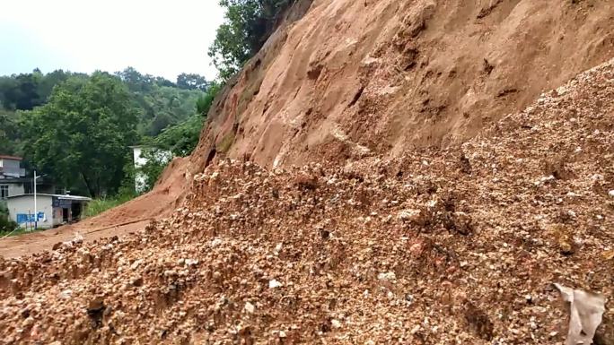 山崩倒塌前方山体滑坡土方崩塌车辆绕道慢行