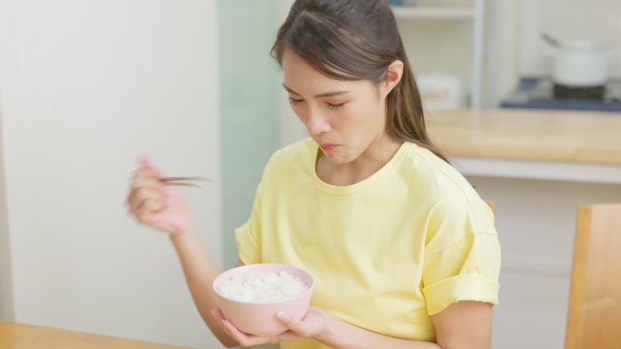 女人吃米饭使用竹筷碗筷餐具中国元素中式餐