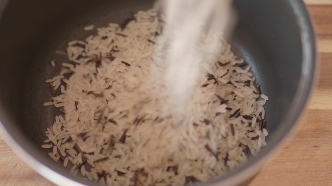 烹饪长粒米的准备倒入米粒