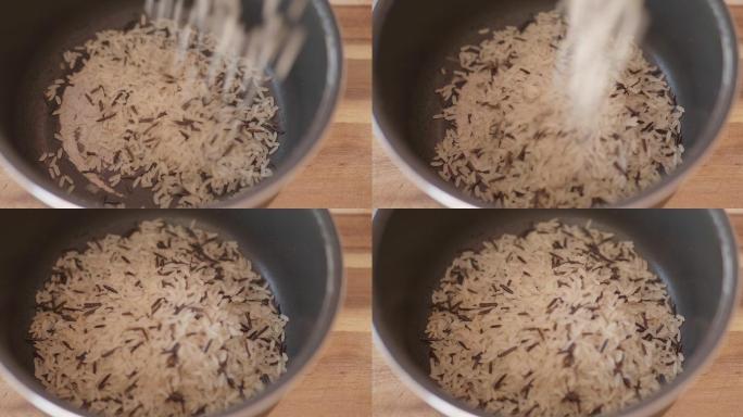 烹饪长粒米的准备倒入米粒