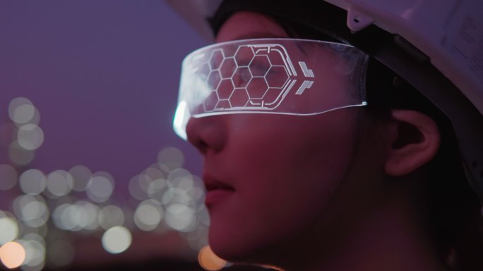 在石油和天然气或其他工业现场，女工程师戴着未来主义虚拟现实眼镜的视频片段。