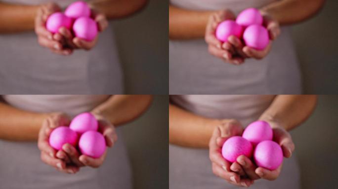 一名手持粉红色复活节彩蛋的妇女的特写镜头