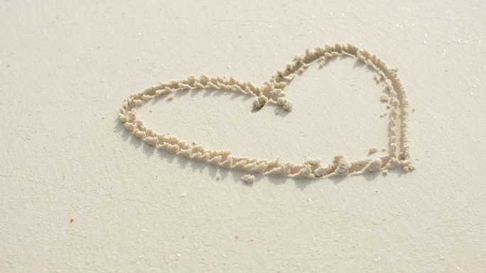 《海滩上的心》（Heart on beach）海浪卷起白色沙滩的镜头