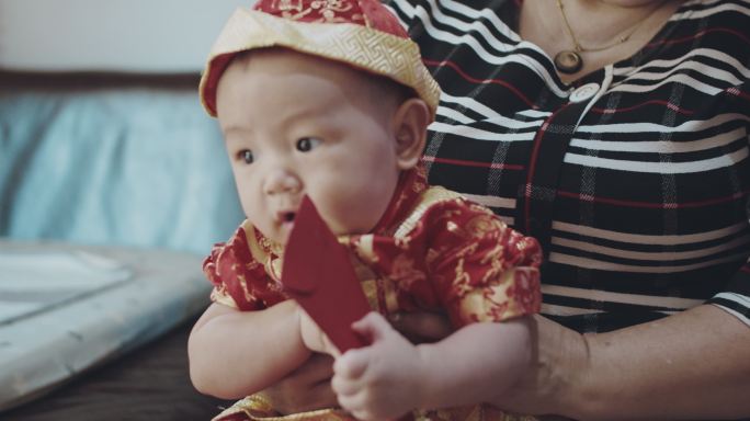 中国男婴（2-5个月）在家庆祝中国新年