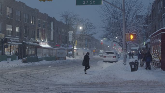 暴风雪十字路口纽约冬季黄昏郊区阿斯托里亚