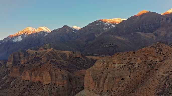 尼泊尔彩色山地鸟瞰图