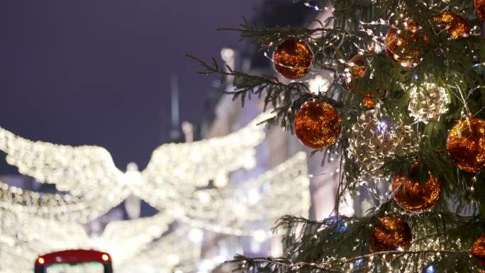 下摄政街的伦敦圣诞灯和圣诞树