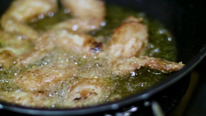 特写：烹饪炸鸡鸡翅油锅中式菜
