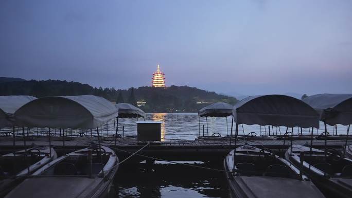 夜晚西湖风景区游船码头和雷峰塔夜景