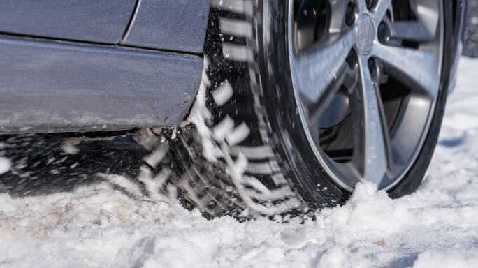 陷在雪地里的汽车的纺车