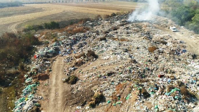 鸟瞰垃圾场着火垃圾堆生活废品废弃物