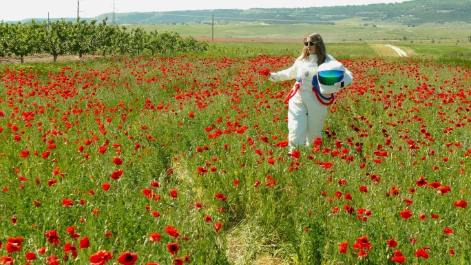 女宇航员在野外收集一束花
