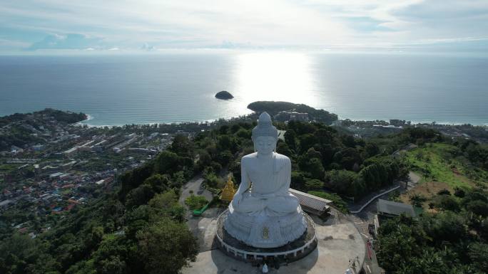 在普吉大佛的暮色中，无人驾驶飞机用彩云欣赏日落美景。吸引游客参观的另一个动机。4k旅行和礼拜视频