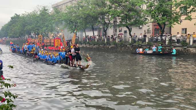 多彩龙舟盛装迎端午：锣鼓喧天浪花飞溅 8