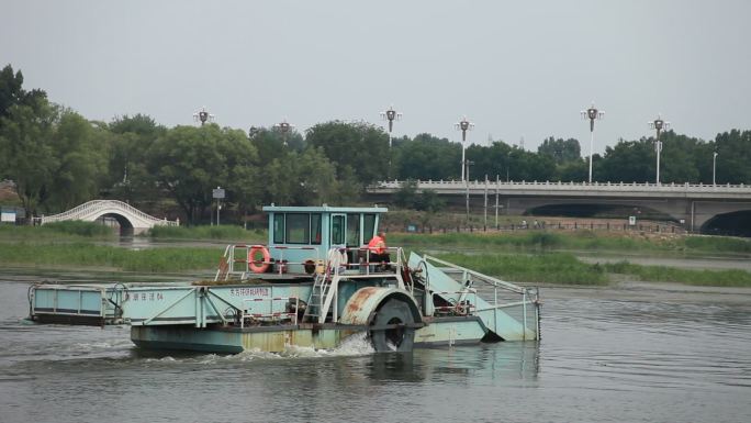 北京潮白河上一辆水面除草机在水面作业
