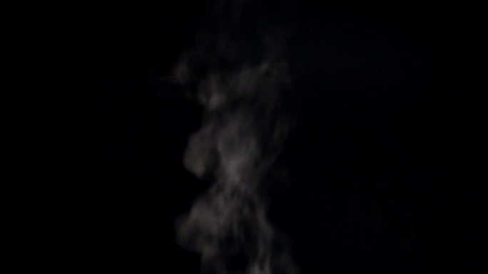 黑色背景上的蒸汽水开了烟雾上身美食香气