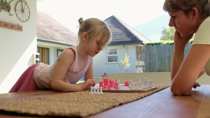 母女下棋享受时光幸福童年快乐童年