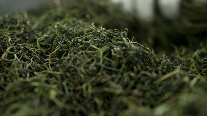 绿茶茶厂工人制茶机械炒茶手工