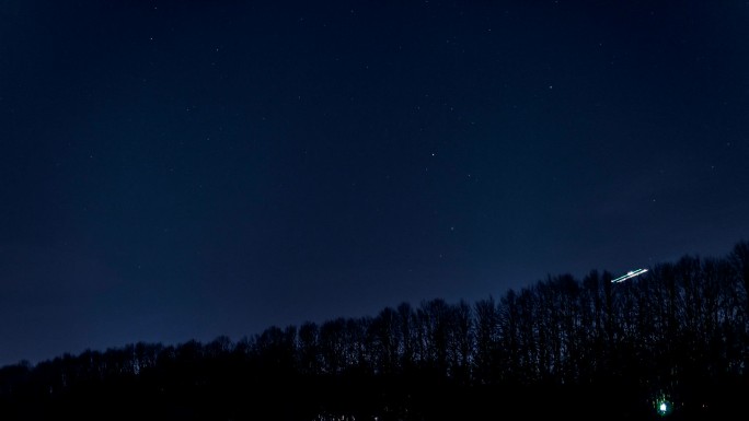 星座和飞机在天空中飞行