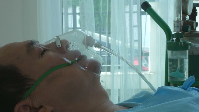 病人戴氧气面罩昏迷