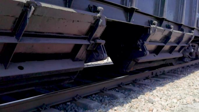 行驶中的火车局部车轮轨道