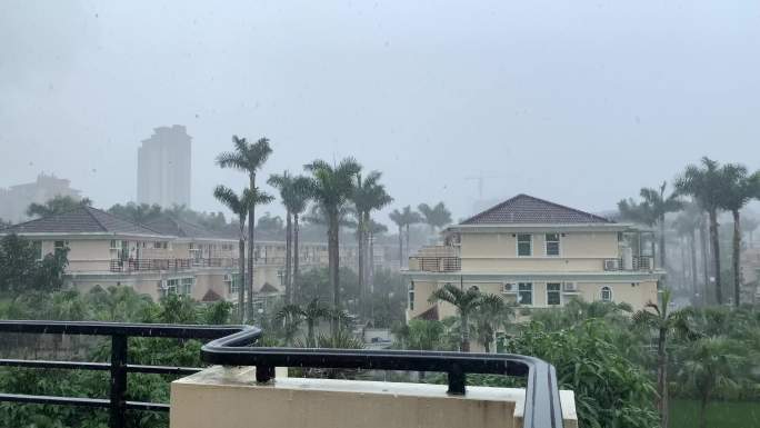 别墅下雨雨中别墅下雨意境