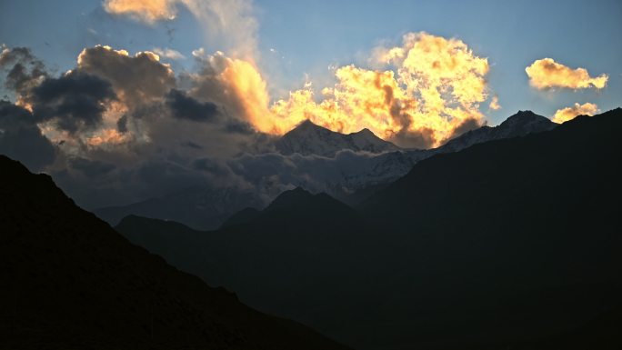 喜马拉雅雪峰后日出的壮观景象