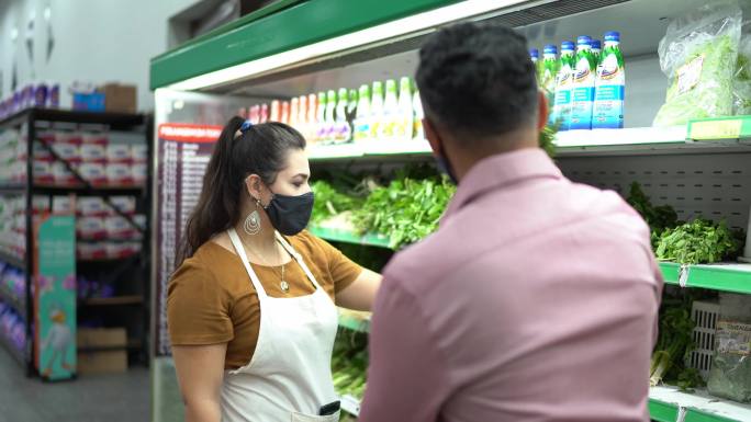 超市员工帮顾客买菜-戴口罩