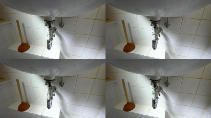 浴室里的水管断了，排水管在滴水