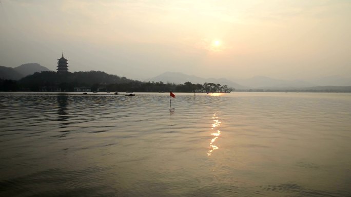 落日杭州山水雷峰塔西子湖划船