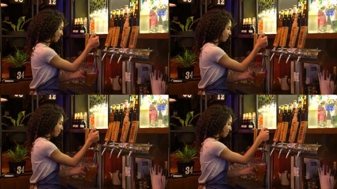 美丽的拉丁美洲女性酒吧供应啤酒，然后面带微笑面对镜头